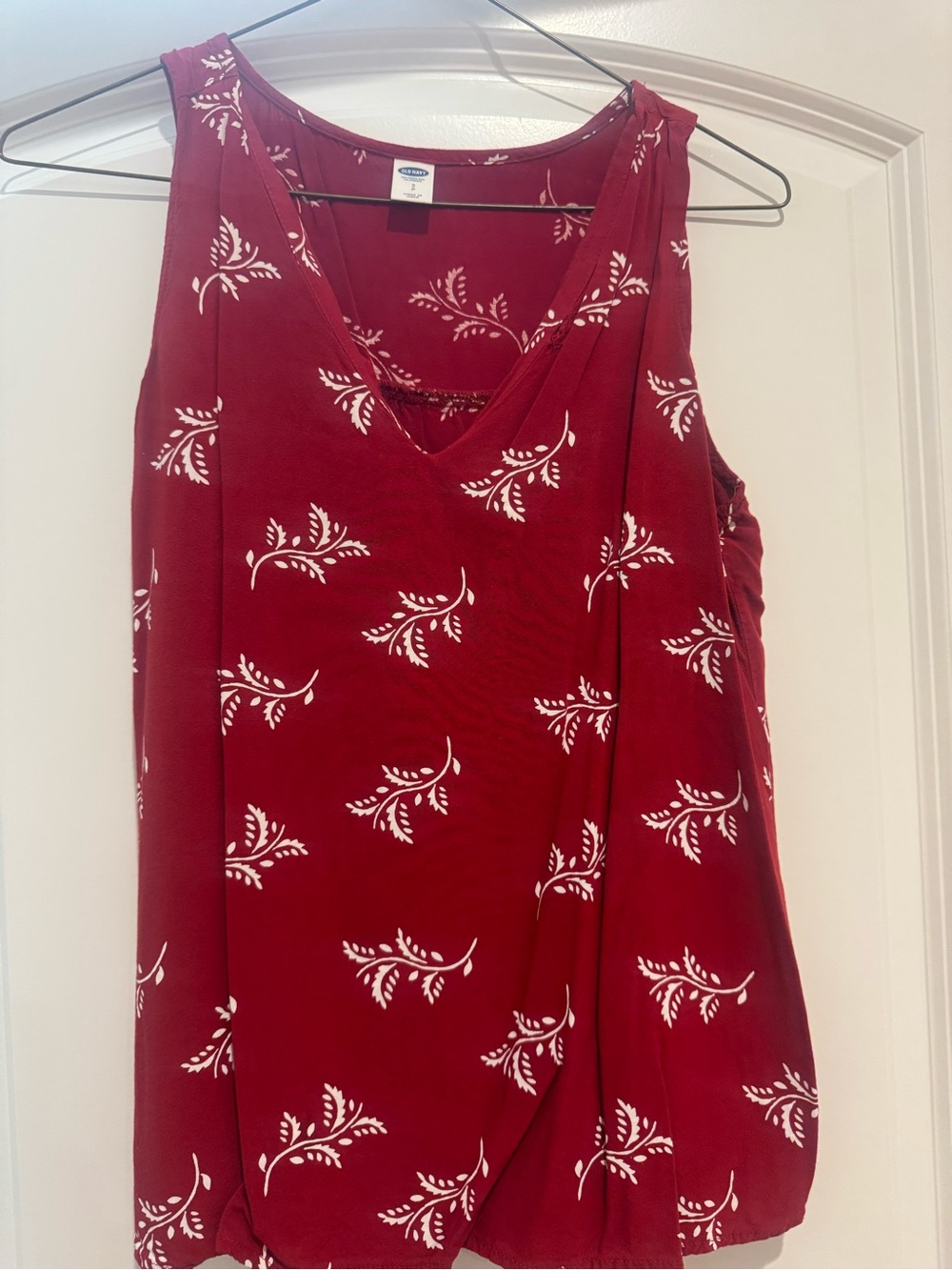 Old Navy Red Floral V-Neck Sleeveless Camisole